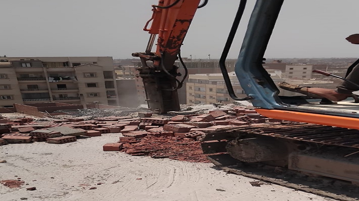 محافظ القاهرة: لا تهاون مع مخالفات البناء وإزالة عقار مخالف بالمرج