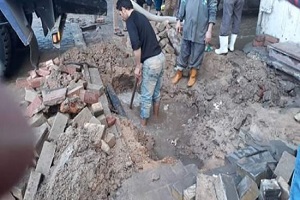 أعمال شفط مياة اثر كسر ماسورة بشارع الحرية