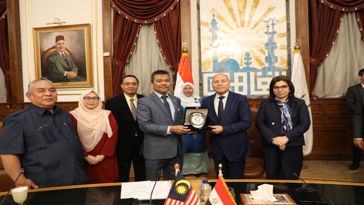 محافظ القاهرة يستقبل وفد وزارة التعليم العالي الماليزية