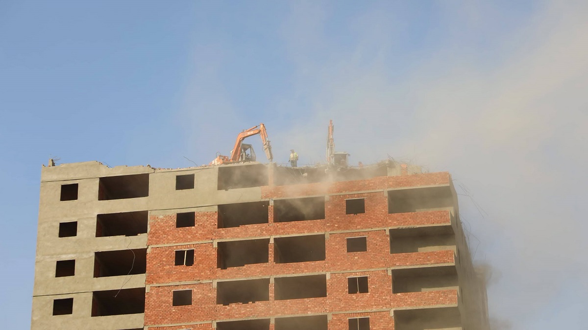 Cairo Gov. oversees demolition of illegal building on Moasaset el-Zakat Street