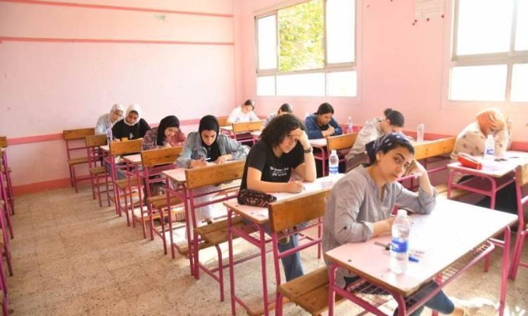 طلاب الثانوية العامة (النظام القديم) يؤدون امتحان مادة الديناميكا