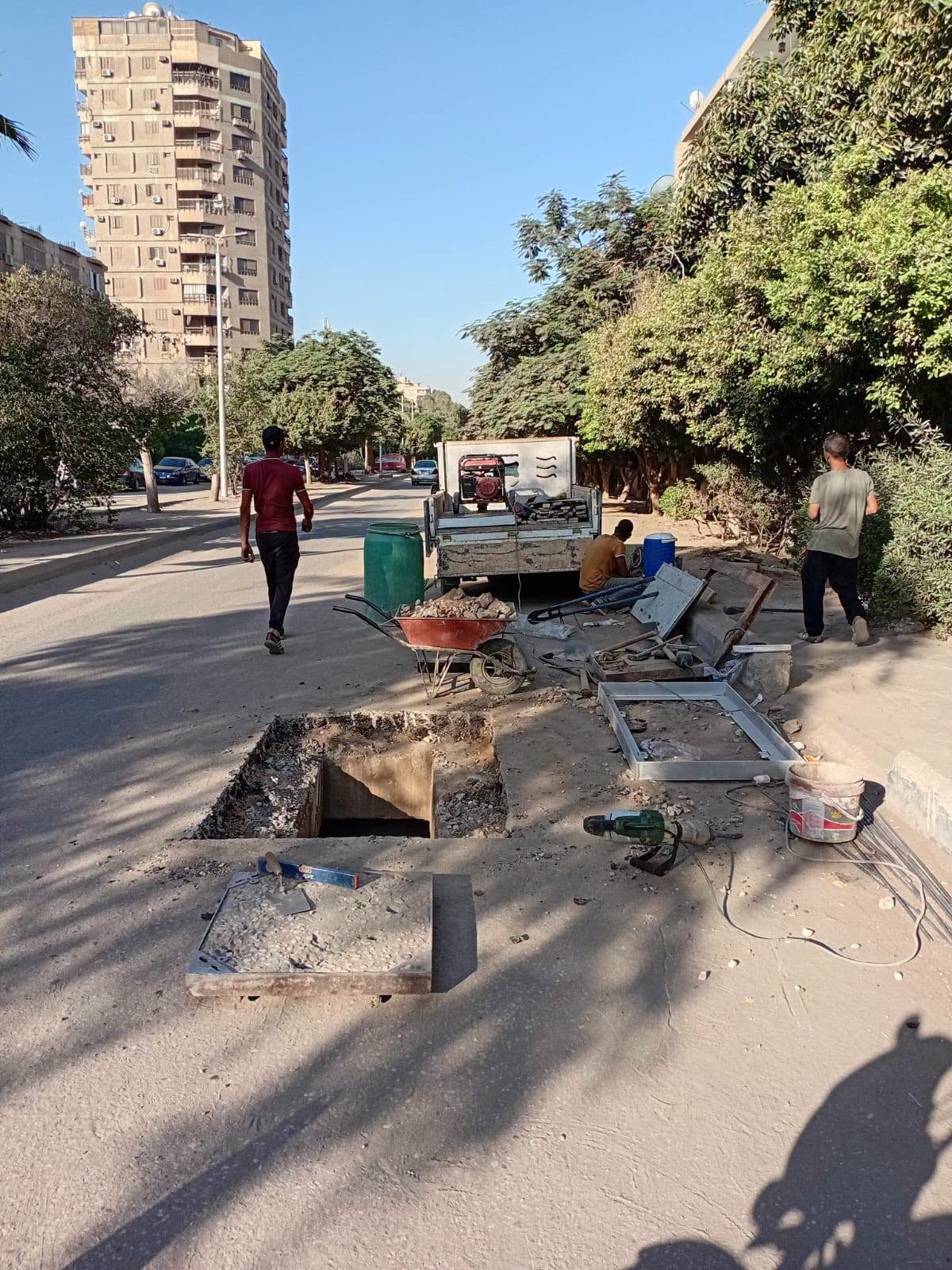 رئيس حي البساتين يتابع أعمال صيانة المرافق وإصلاح الصرف والمياه