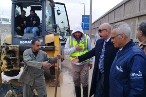 إصلاح ماسورة المياة بجوار موقف السلام الجديد بالحي