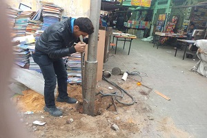 صيانة عمود إنارة بمنطقة التطوير