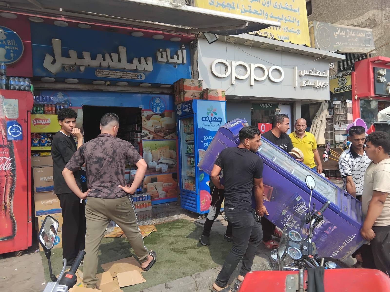 حملات مكثفة لرفع الإشغالات وإزالة الحواجز وغلق المحال المخالفة بالحي 