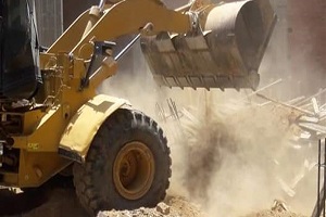 إيقاف بناء عقارين مخالفين في حملة بالمعصرة