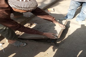 تطهير بالوعات الأمطار بالحي