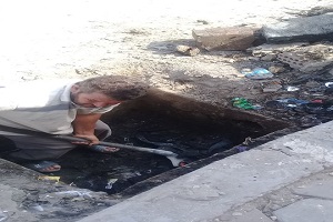 العمل على بالوعات صرف الأمطار