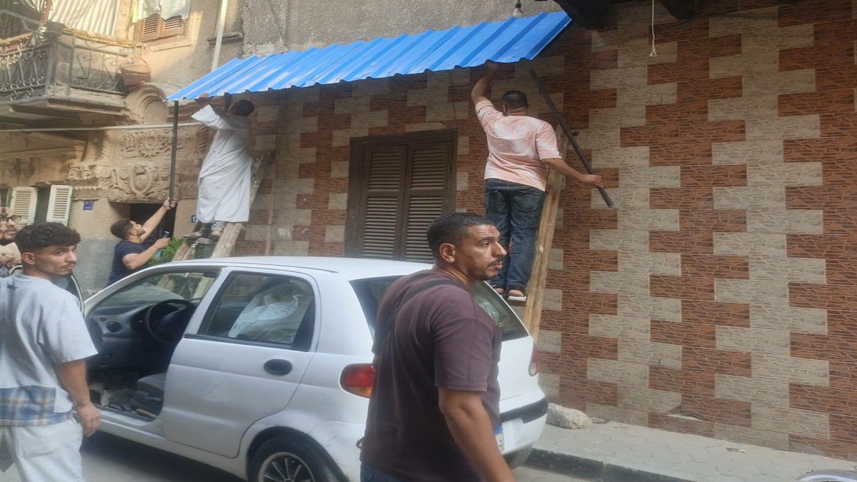حي شبرا يزيل تاندة حديد مخالفة في المهد بشارع باخوم