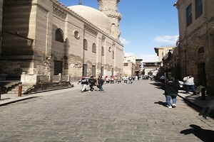 متابعة أعمال النظافة ورفع الإشغالات بشارع المعز