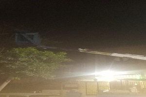 صيانة أعمدة الإنارة بشوارع الحي