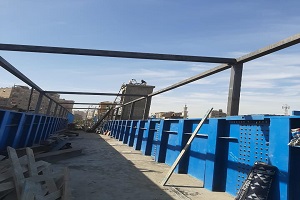 متابعة أعمال تركيب الهيكل الحديدى لكوبرى مشاه عبود 