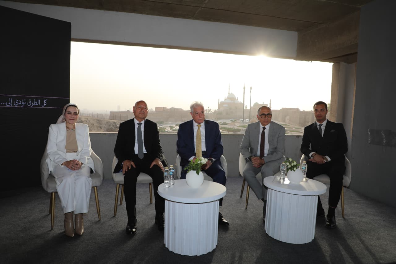 مستشار رئيس الجمهورية ومحافظ القاهرة يشهدان المؤتمر الصحفي لاطلاق مشروع "سيتادل بلازا"