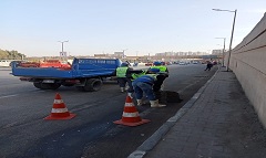 متابعة تطهير بالوعات الأمطار بالحي