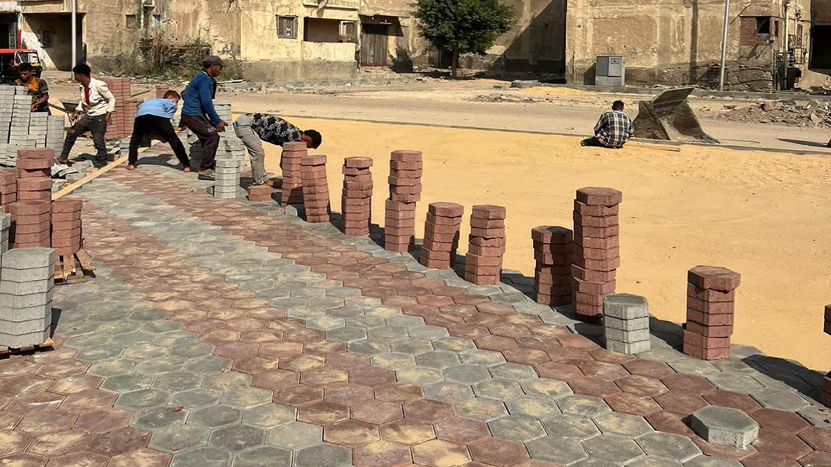 متابعة أعمال تطوير ورفع كفاءة الطرق بحي السلام ثان