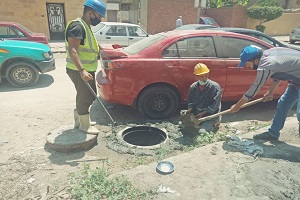 استكمال اعادة تطهير بالوعات الأمطار ومطابق الصرف الصحى بالحي