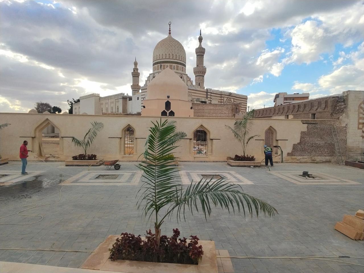 محافظ القاهرة يعلن الانتهاء من أعمال ترميم قبة الخلفاء والسور الأيوبي