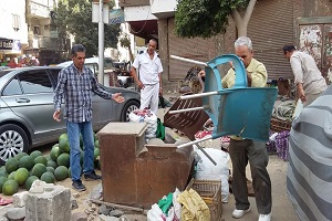 حملة لرفع الاشغالات ببعض الشوارع بالحي 