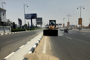 أعمال نظافة وتجريد ورفع مخلفات بطريق السويس