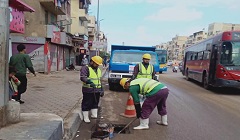 متابعة تطهير بالوعات الصرف الصحى بشارع منشيه الجمل 