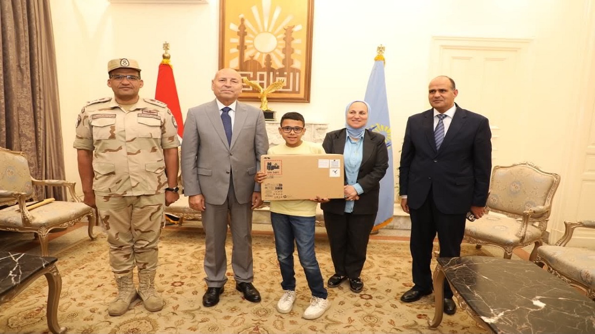 ​محافظ القاهرة يحقق امنية طالب من ذوي الهمم ويهديه لابتوب