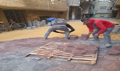 استكمال أعمال تركيب بلاط الإنترلوك ببعض شوارع الحي