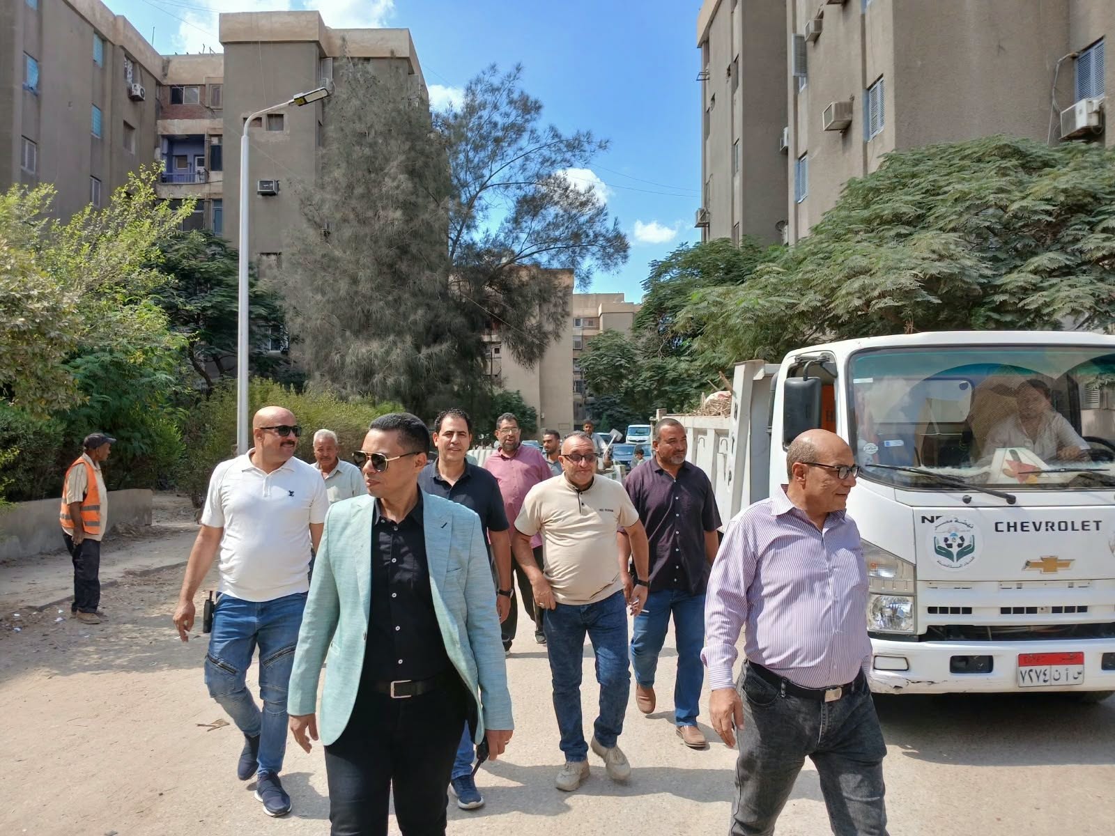 رئيس حي المعصرة يتفقد مدينة الضباط ومساكن النقابات ويلتقي بالمواطنين