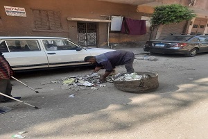 متابعة اعمال نظافة ورفع مخلفات القمامة في نطاق الحي 