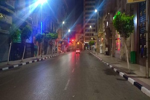 الإنتهاء من أعمال دهان الأرصفة بالحي