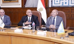 محافظ القاهرة يوقع ملحق استكمال عقد اتفاق لتطوير منطقة عزبة خير الله (٣) 