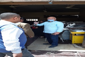  رئيس حي 15 مايو يقوم بالمرور على الأسواق والمخابز وبعض محلات بيع الاسماك المملحه