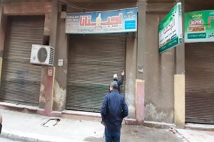 أعمال غلق وتشميع المحلات والمقاهي المخالفة بالحي 