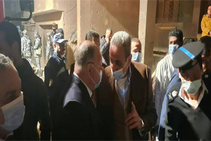 محافظ القاهرة يشرف على عمليات إنقاذ القاطنين بالعقار المنهار بالسلام