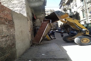 إزالة كشك مخالف بالحي