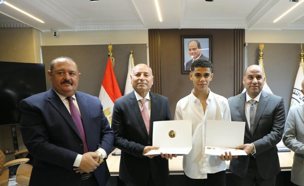 وزير العمل ومحافظ القاهرة يكرمان أوائل مركز المطرية للتدريب التطبيقي التكنولوجي 