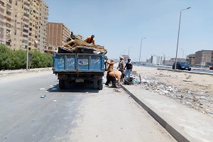 حملة لرفع المخلفات من بعض المناطق بالحي