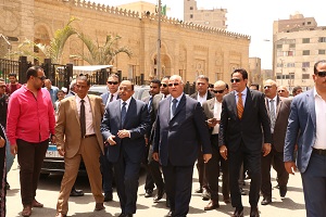وزير التنمية المحلية ومحافظ القاهرة يتفقدان أعمال تطوير ساحة مسجد السيدة زينب
