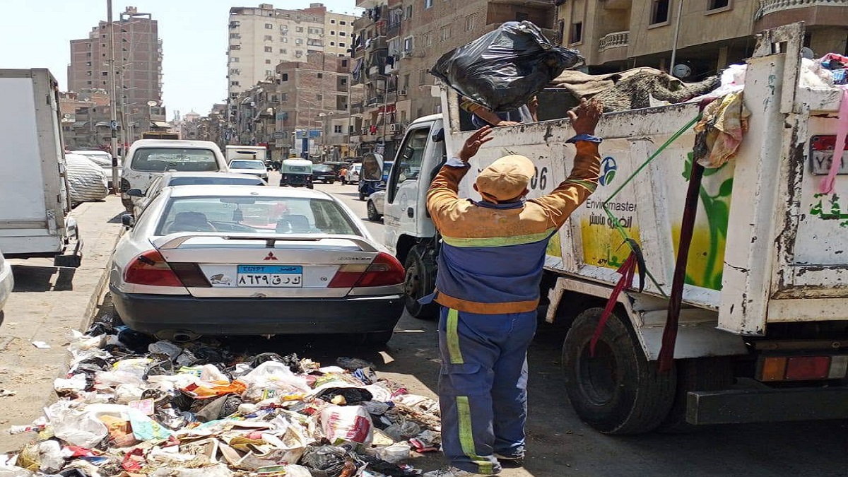 حملة نظافة ورفع مخلفات ببعض الشوارع بالحي
