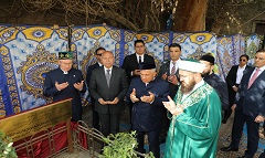 الرئيس رستم مينيخانوف ومحافظ القاهرة يزوران قبر الشيخ موسى جار الله