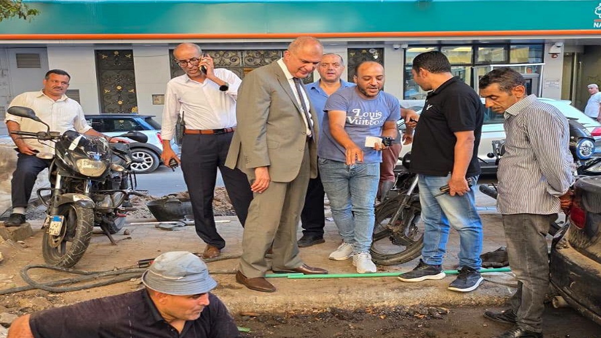 رئيس حي غرب القاهرة يتابع صيانة كسر ماسورة مياه بجاردن سيتي