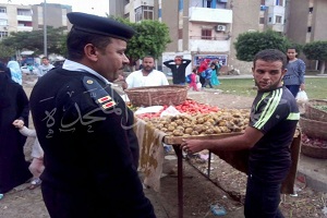 رئيس حي 15 مايو يقود حملة مكبرة لرفع الإشغالت