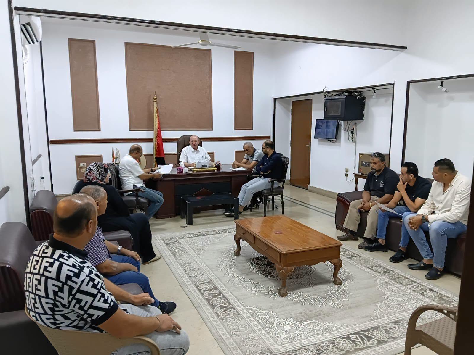 رئيس الحي يجتمع لبدء أعمال"الموجة ٣٠" لإزالة التعديات
