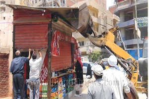 حملات مكبرة لرفع الإشغالات وغلق المحال المخالفة بحي الخليفه