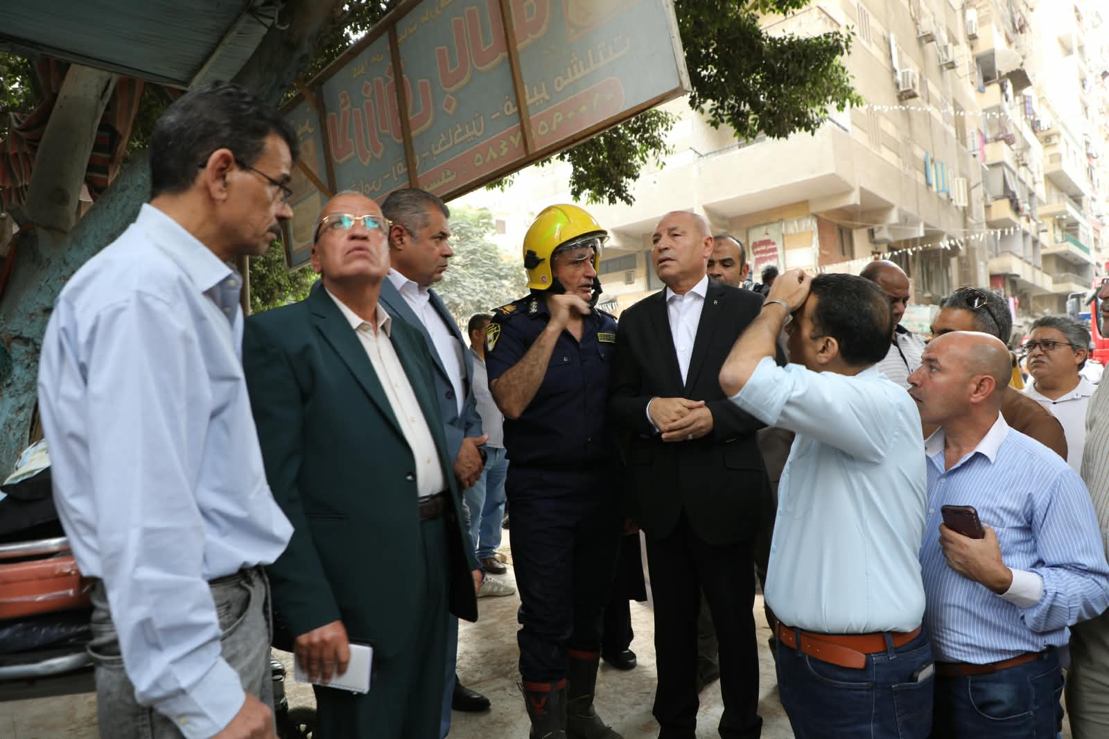 محافظ القاهرة يشرف على عمليات الانقاذ بالعقار المنهار بحي حدائق القبة