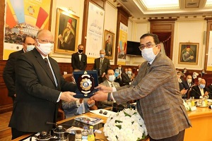 Cairo Governor honors several employees fighting corruption 
