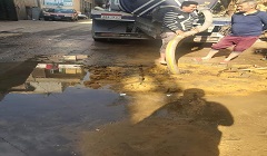 إصلاح ماسورة المياه العمومية بشارع المخازن