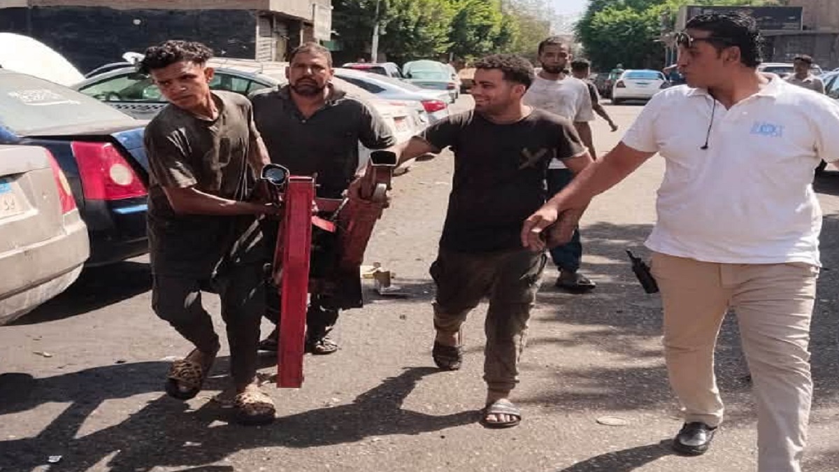 حملة لإزالة الإشغالات بشارع محلات السلام بحي الأميرية
