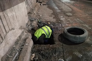 تطهير بالوعات الأمطار أسفل نفق الزعفران