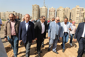 محافظ القاهرة يتفقد حديقة موقف الحي العاشر الجديد