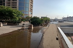إصلاح ماسورة مياه أمام فندق كونراد